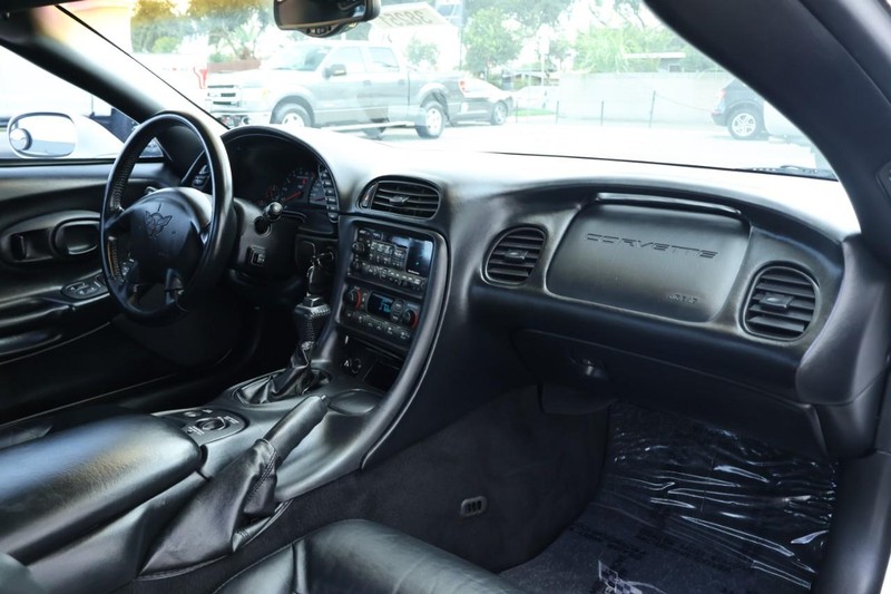 Chevrolet Corvette Vehicle Full-screen Gallery Image 24