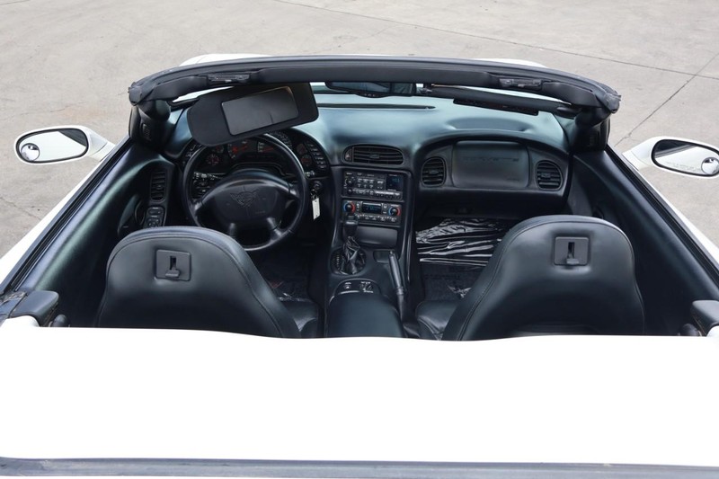 Chevrolet Corvette Vehicle Full-screen Gallery Image 28