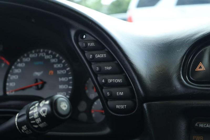 Chevrolet Corvette Vehicle Full-screen Gallery Image 32