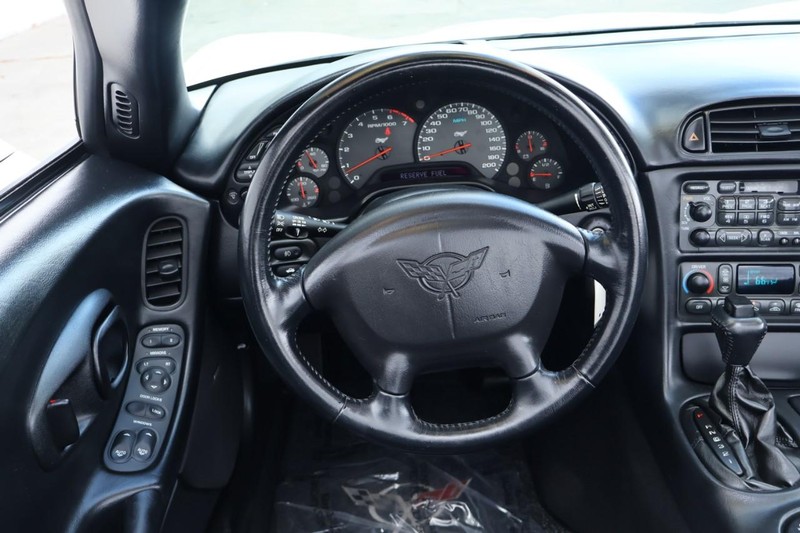 Chevrolet Corvette Vehicle Full-screen Gallery Image 34