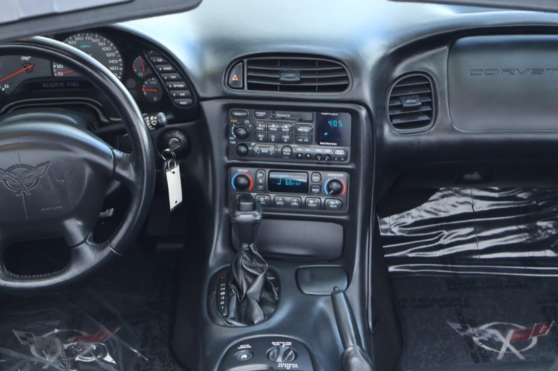 Chevrolet Corvette Vehicle Full-screen Gallery Image 35