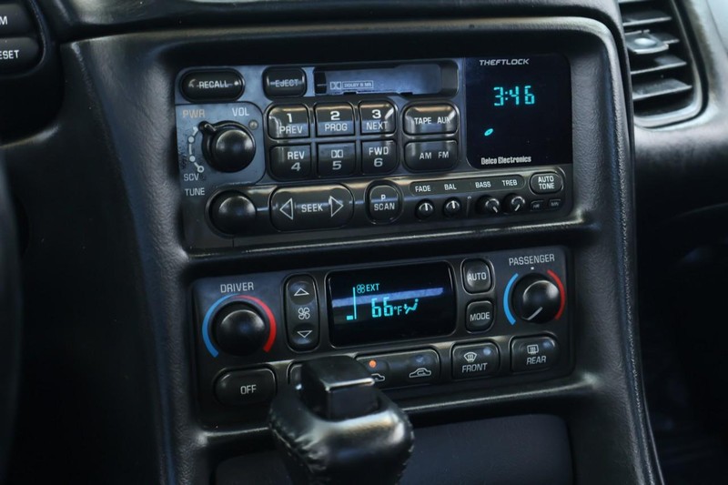 Chevrolet Corvette Vehicle Full-screen Gallery Image 36