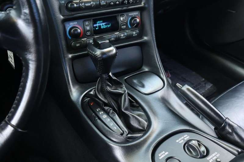 Chevrolet Corvette Vehicle Full-screen Gallery Image 37