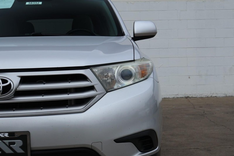 Toyota Highlander Vehicle Full-screen Gallery Image 03