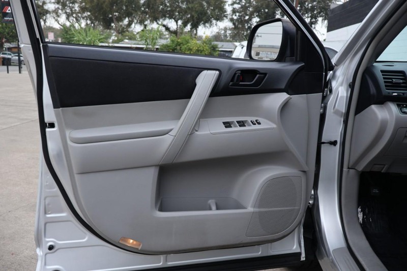 Toyota Highlander Vehicle Full-screen Gallery Image 15