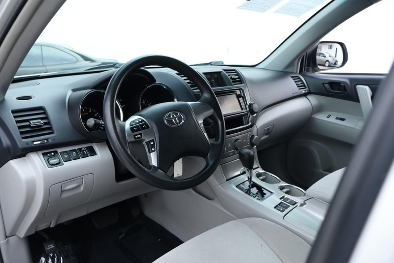 Toyota Highlander Vehicle Full-screen Gallery Image 16
