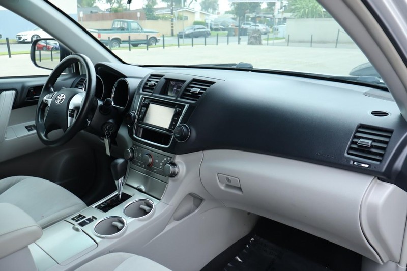 Toyota Highlander Vehicle Full-screen Gallery Image 20