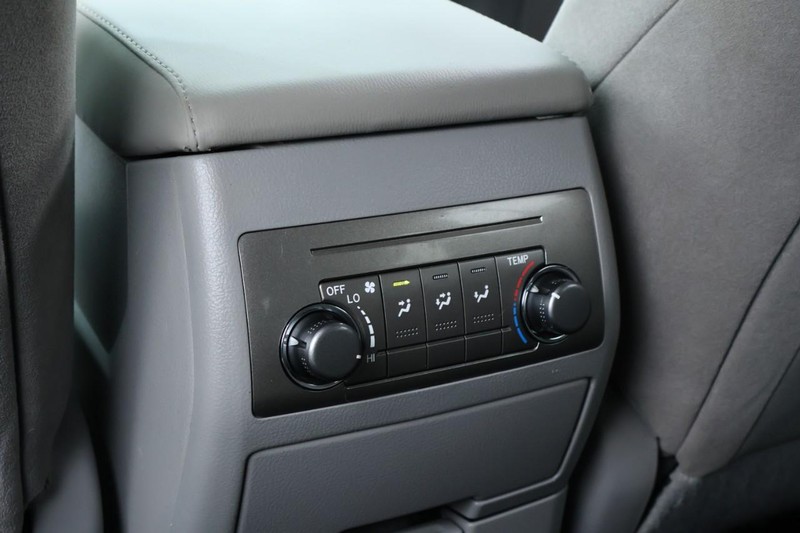 Toyota Highlander Vehicle Full-screen Gallery Image 24