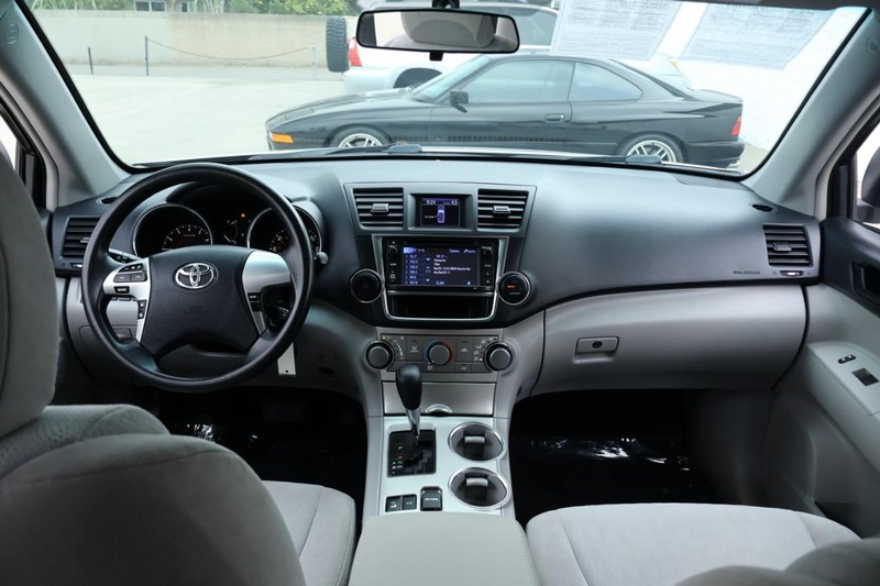 Toyota Highlander Vehicle Full-screen Gallery Image 25