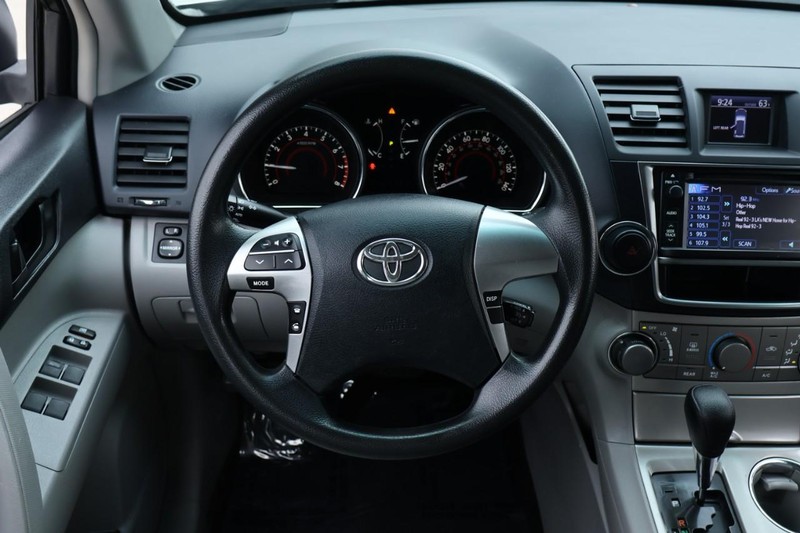 Toyota Highlander Vehicle Full-screen Gallery Image 27