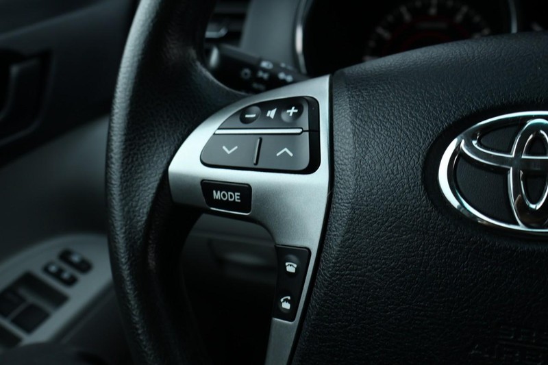 Toyota Highlander Vehicle Full-screen Gallery Image 28
