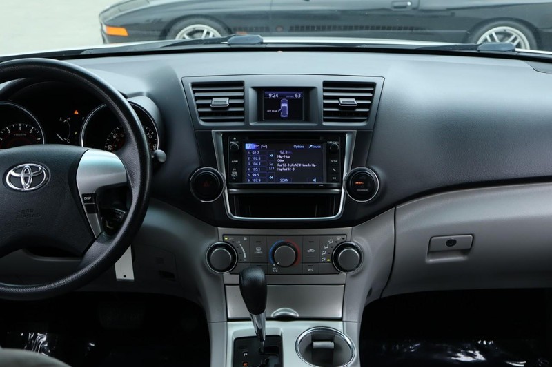 Toyota Highlander Vehicle Full-screen Gallery Image 29