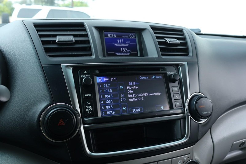 Toyota Highlander Vehicle Full-screen Gallery Image 30