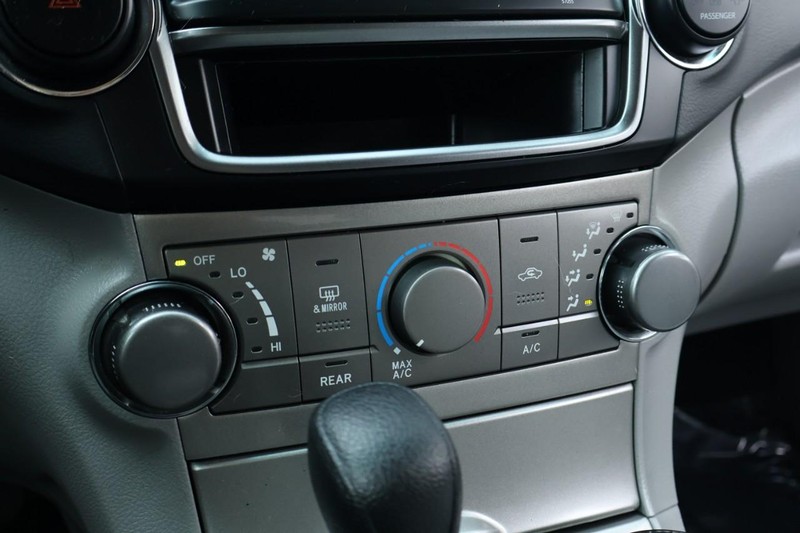 Toyota Highlander Vehicle Full-screen Gallery Image 31