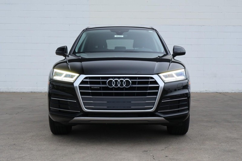 Audi Q5 Vehicle Full-screen Gallery Image 02