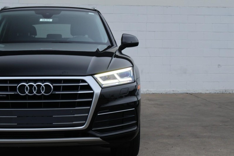 Audi Q5 Vehicle Full-screen Gallery Image 03