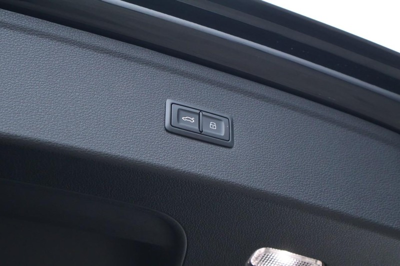 Audi Q5 Vehicle Full-screen Gallery Image 10