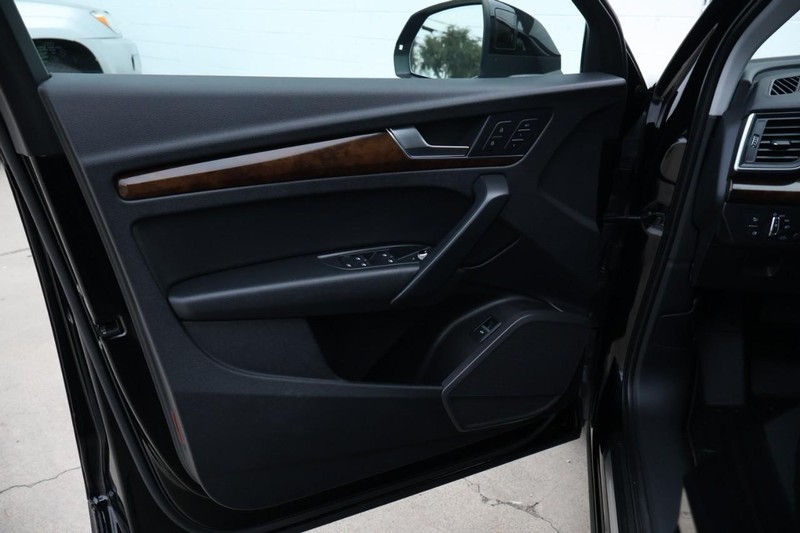 Audi Q5 Vehicle Full-screen Gallery Image 16