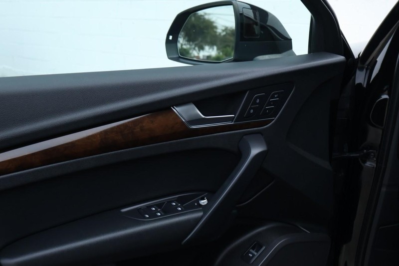 Audi Q5 Vehicle Full-screen Gallery Image 17