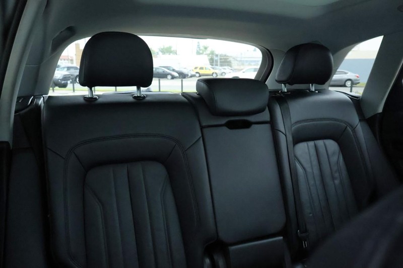 Audi Q5 Vehicle Full-screen Gallery Image 27