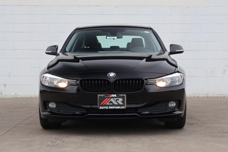 BMW 320i Vehicle Full-screen Gallery Image 02