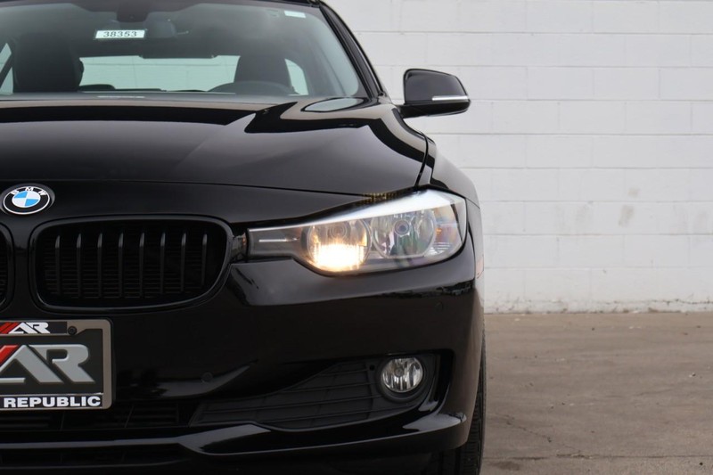 BMW 320i Vehicle Full-screen Gallery Image 03