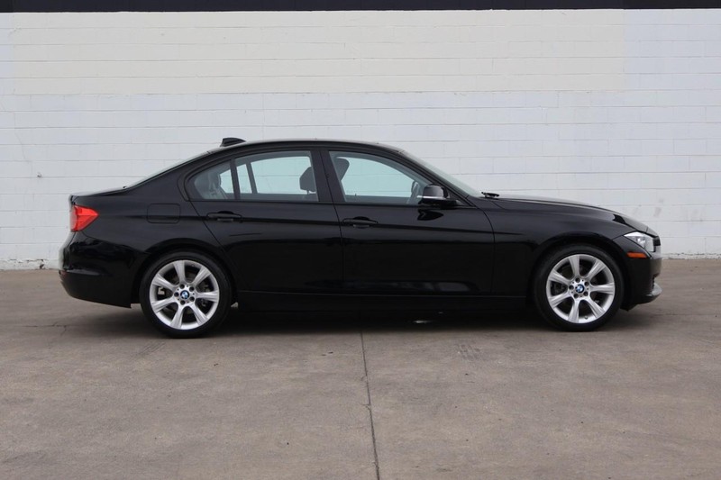BMW 320i Vehicle Full-screen Gallery Image 04