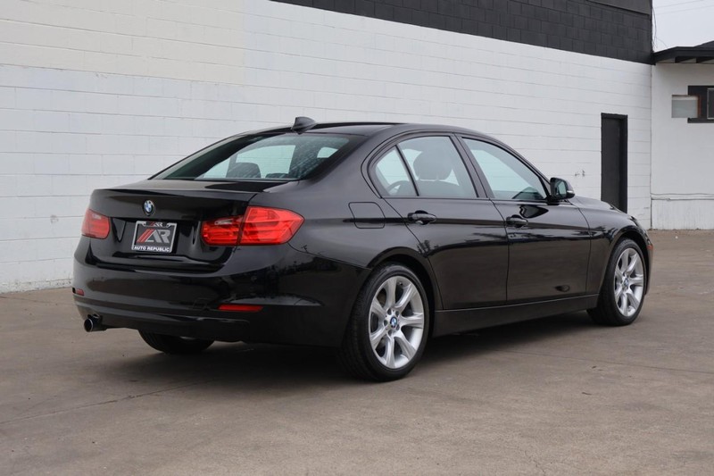 BMW 320i Vehicle Full-screen Gallery Image 05