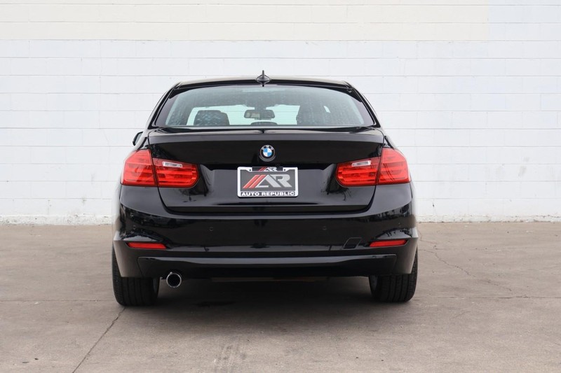 BMW 320i Vehicle Full-screen Gallery Image 06