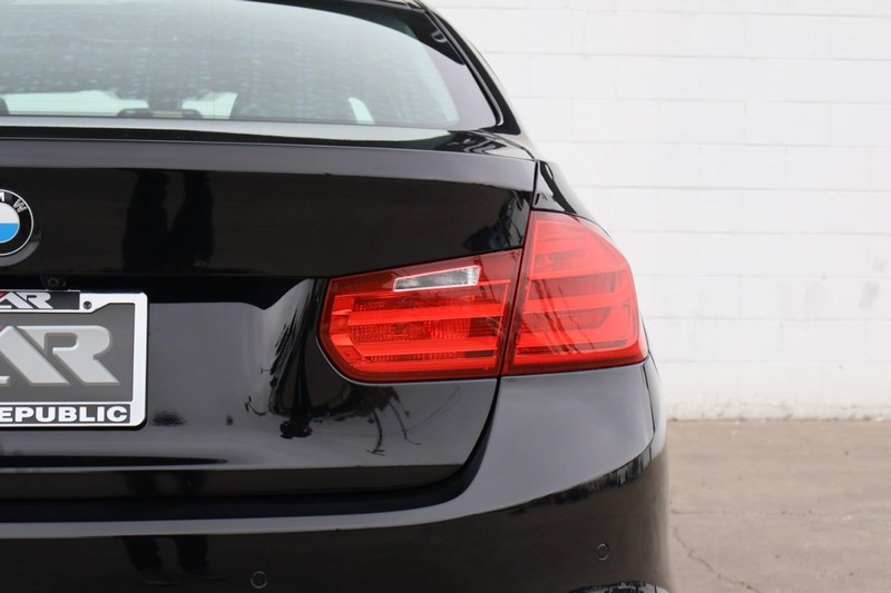 BMW 320i Vehicle Full-screen Gallery Image 07