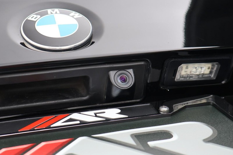 BMW 320i Vehicle Full-screen Gallery Image 08