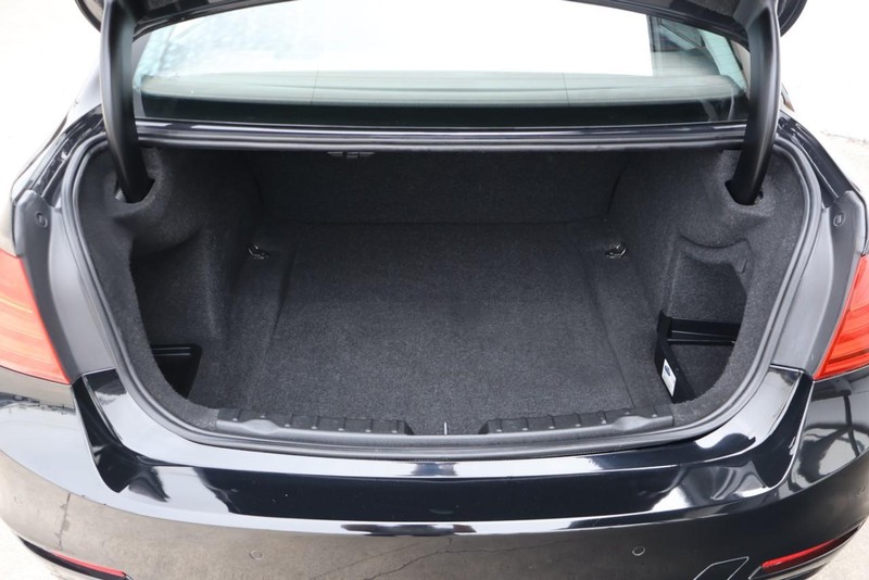 BMW 320i Vehicle Full-screen Gallery Image 09