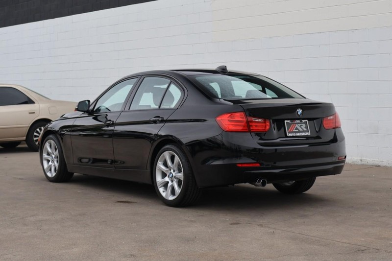 BMW 320i Vehicle Full-screen Gallery Image 10