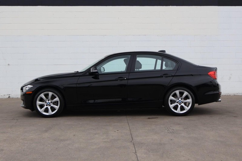 BMW 320i Vehicle Full-screen Gallery Image 11