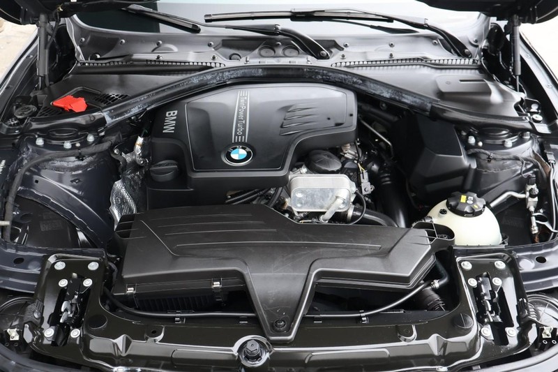 BMW 320i Vehicle Full-screen Gallery Image 13