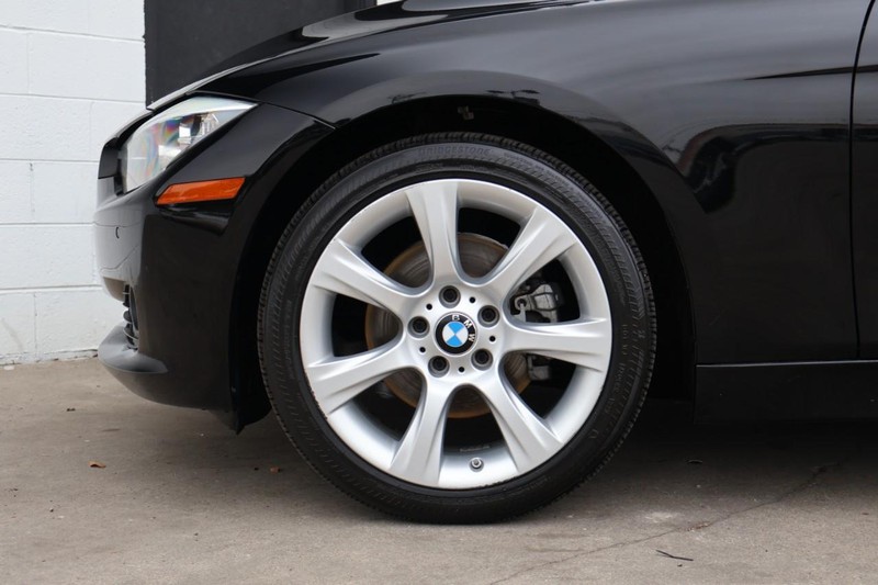 BMW 320i Vehicle Full-screen Gallery Image 14