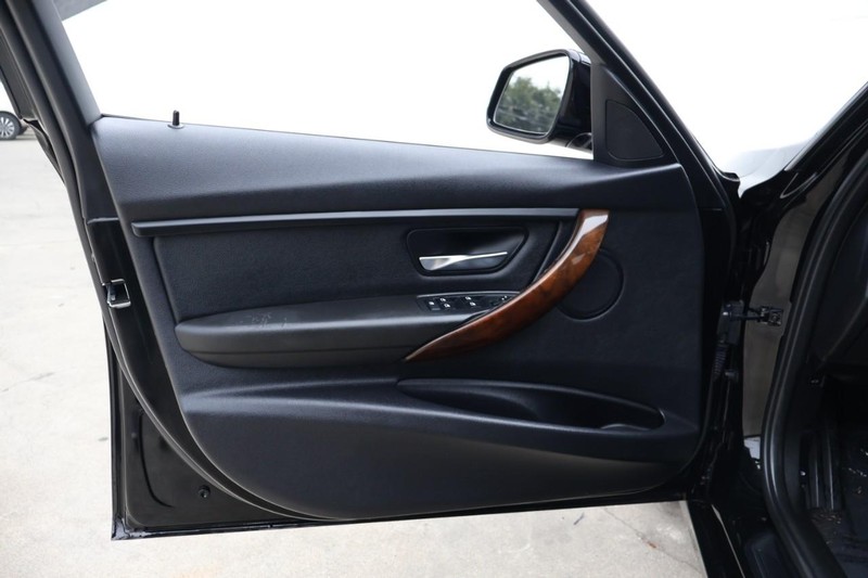 BMW 320i Vehicle Full-screen Gallery Image 15