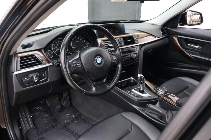 BMW 320i Vehicle Full-screen Gallery Image 16