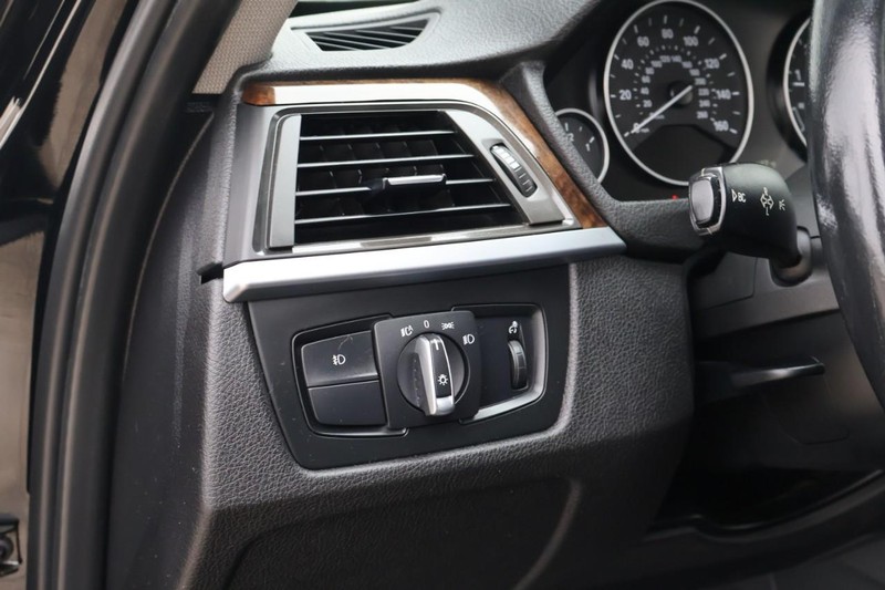 BMW 320i Vehicle Full-screen Gallery Image 17