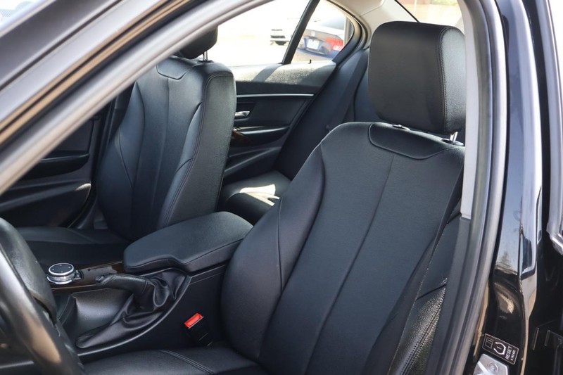 BMW 320i Vehicle Full-screen Gallery Image 18