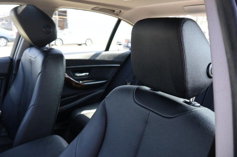 BMW 320i Vehicle Full-screen Gallery Image 19