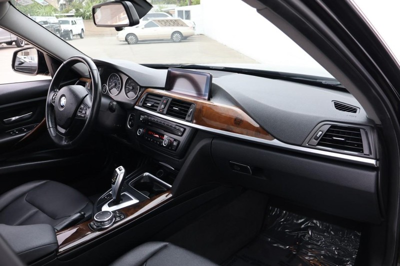 BMW 320i Vehicle Full-screen Gallery Image 20