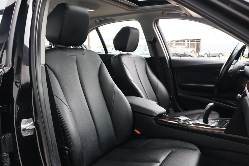 BMW 320i Vehicle Full-screen Gallery Image 21