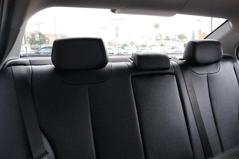 BMW 320i Vehicle Full-screen Gallery Image 22