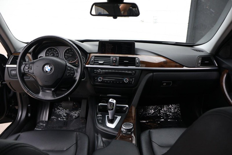 BMW 320i Vehicle Full-screen Gallery Image 23