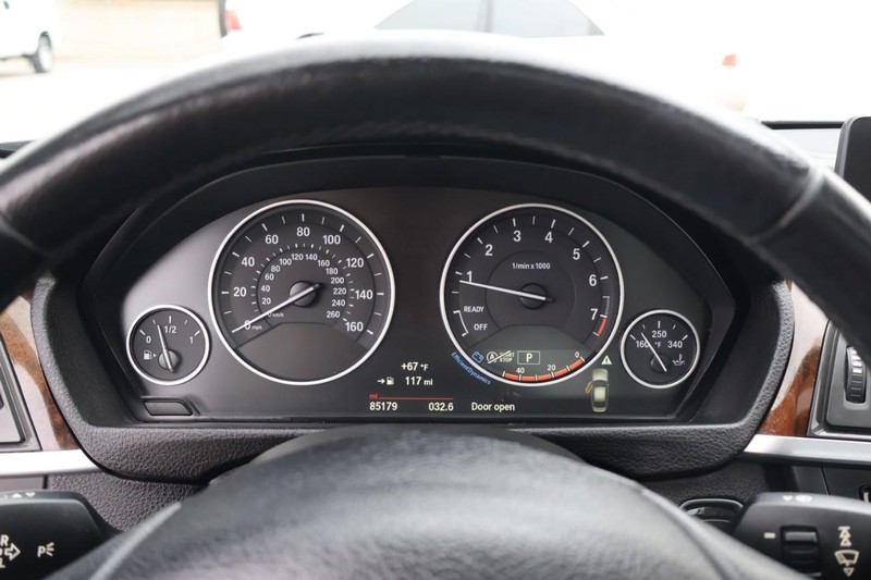 BMW 320i Vehicle Full-screen Gallery Image 24