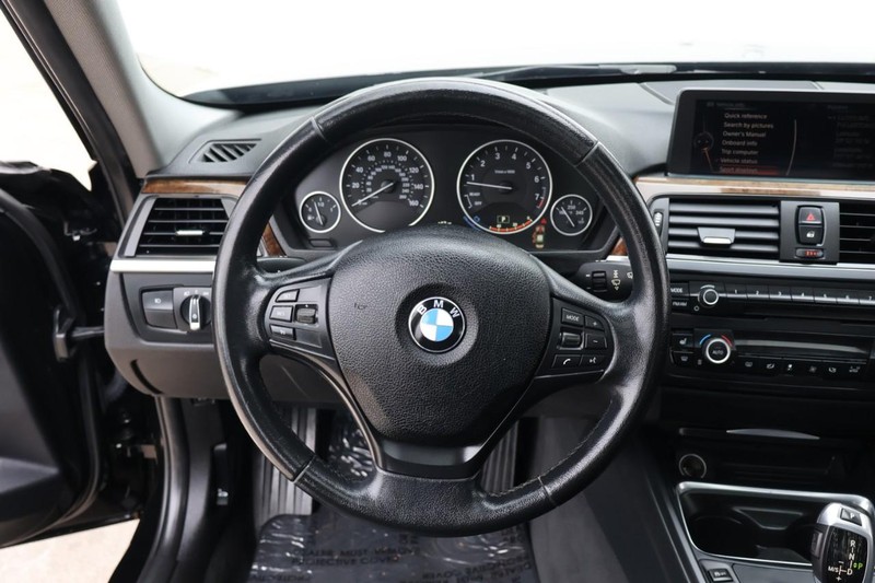 BMW 320i Vehicle Full-screen Gallery Image 25