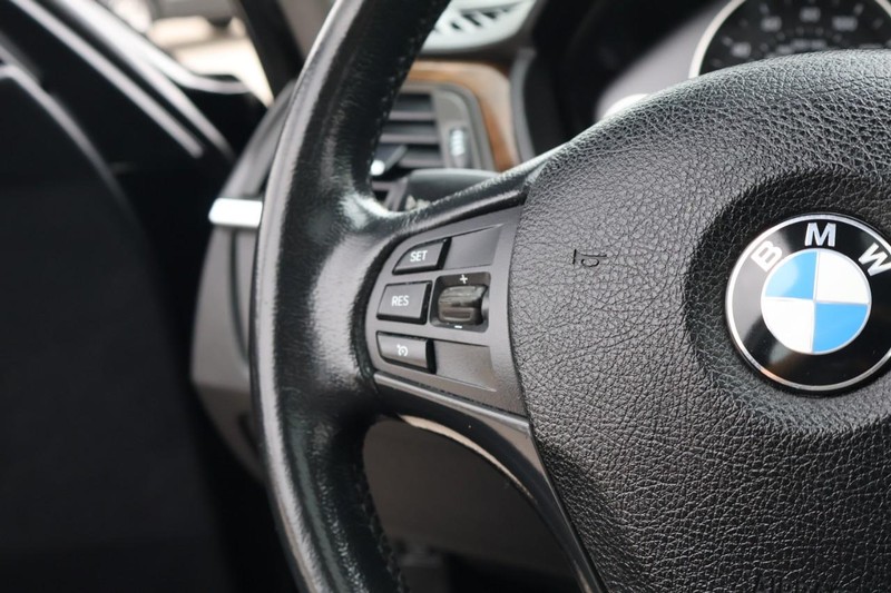 BMW 320i Vehicle Full-screen Gallery Image 26