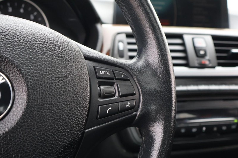 BMW 320i Vehicle Full-screen Gallery Image 27