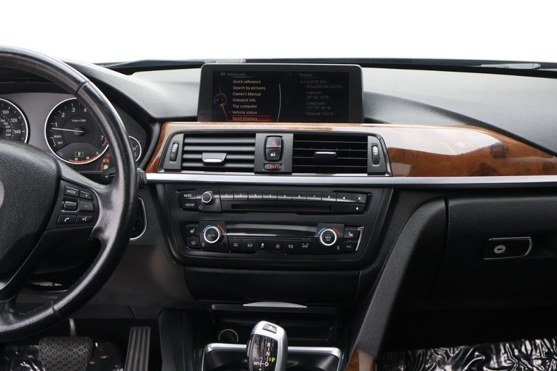 BMW 320i Vehicle Full-screen Gallery Image 28